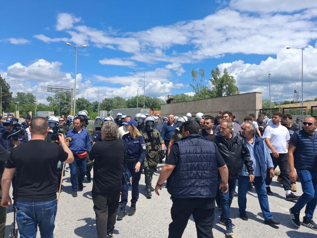 Ένταση στο τελωνείο του Προμαχώνα μεταξύ αγροτών και αστυνομικών – Σε εξέλιξη οι κινητοποιήσεις