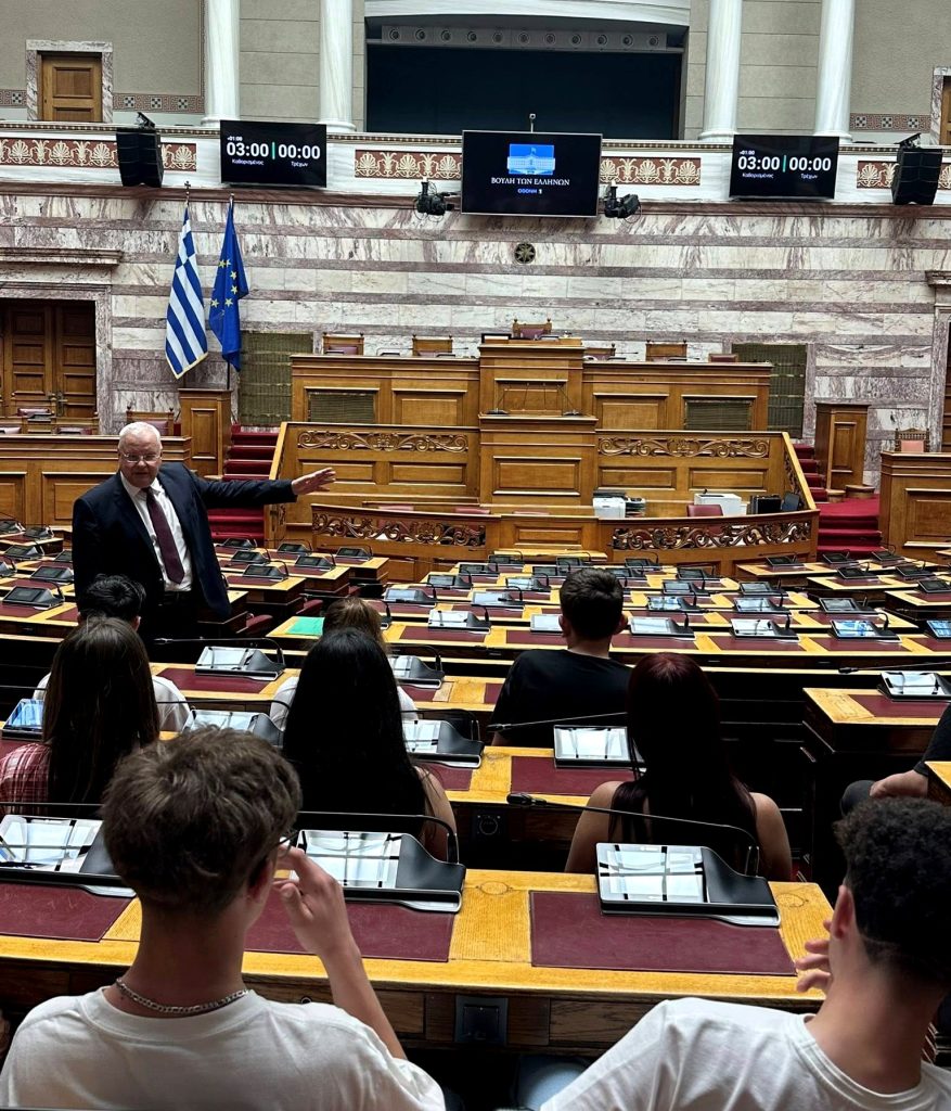Μαθητές του Διαπολιτισμικού Γυμνασίου Σαπών ξεναγήθηκαν στη Βουλή από τον Ιλχάν Αχμέτ