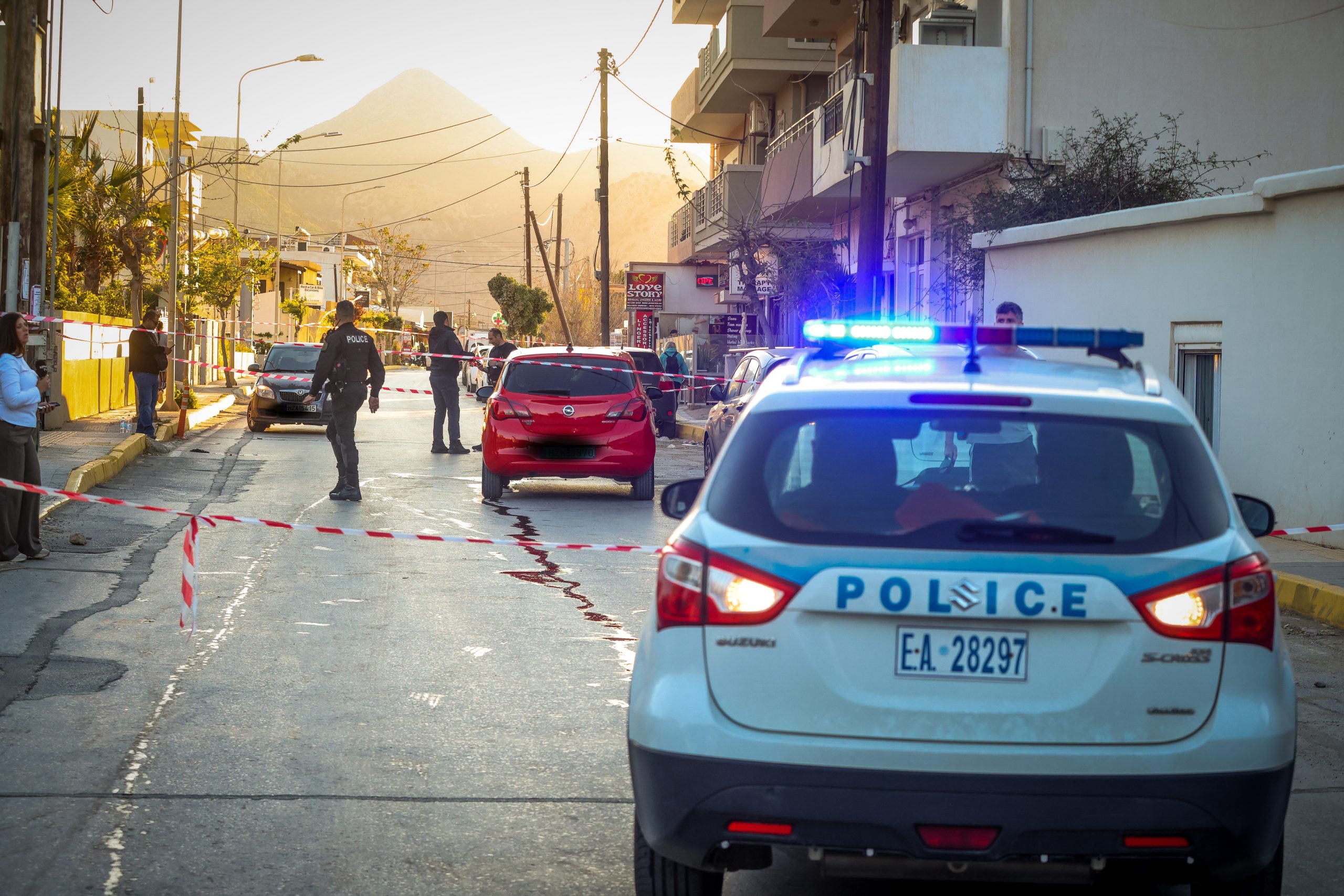 Ηράκλειο: Προφυλακιστέοι ο 54χρονος για τη δολοφονία του 21χρονου και η σύζυγός του
