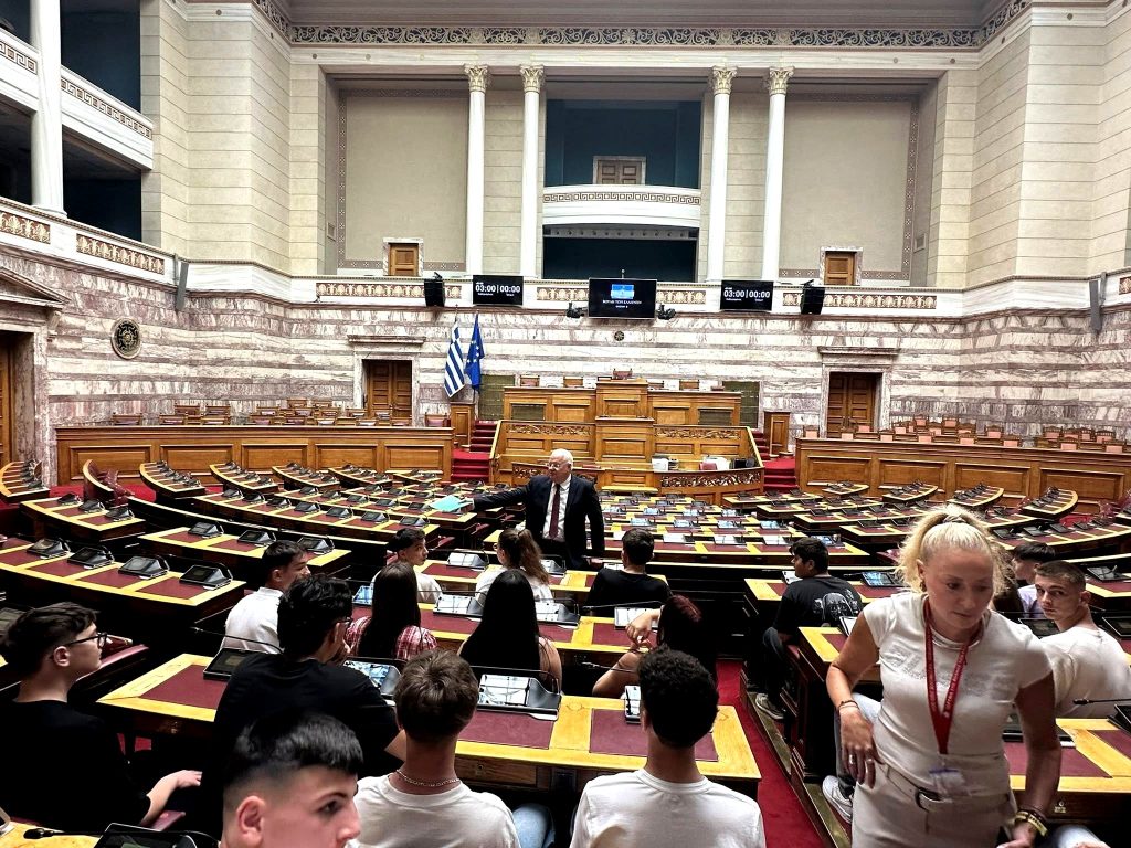 Μαθητές του Διαπολιτισμικού Γυμνασίου Σαπών ξεναγήθηκαν στη Βουλή από τον Ιλχάν Αχμέτ