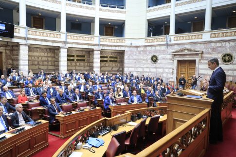 Φόβοι για βεντέτα αλλά και μηνύματα καταλλαγής και ομόνοιας στο τελευταίο «αντίο» για τον 21χρονο – Τη Δευτέρα απολογούνται ο 54χρονος και η σύζυγός του