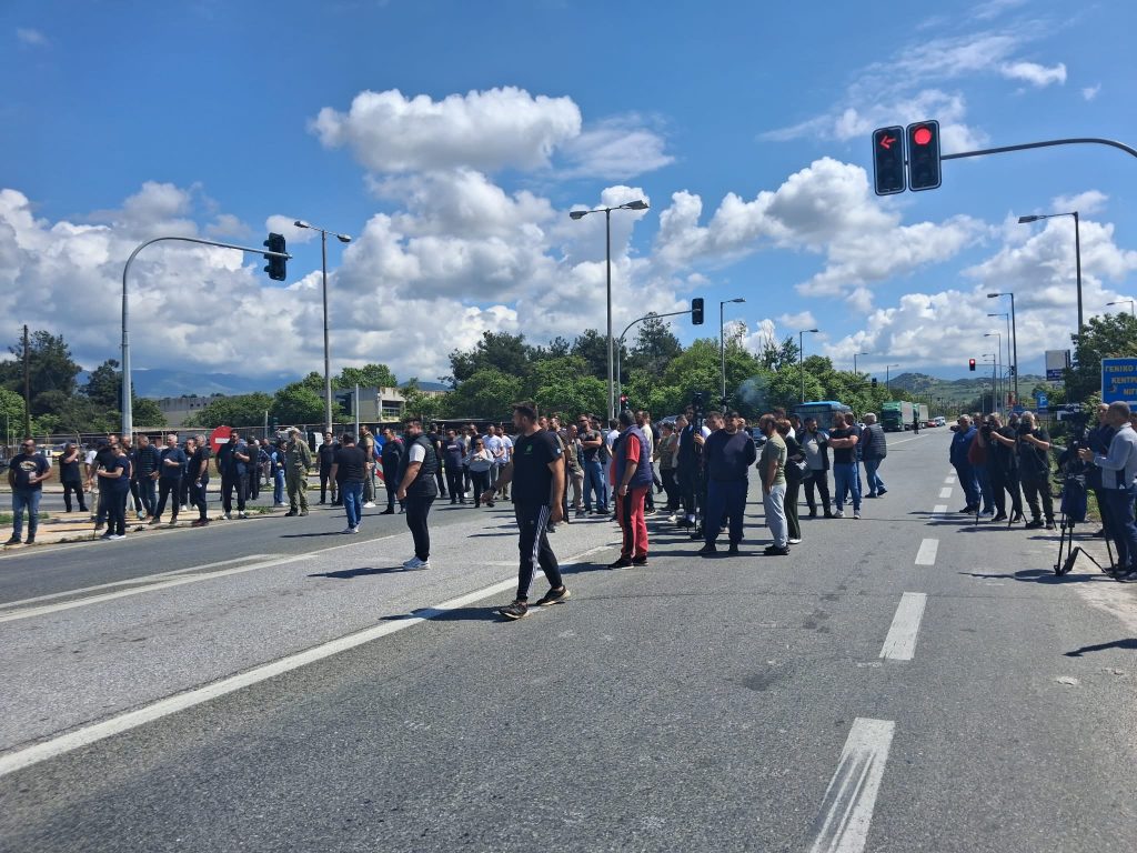 Παραμένει αποκλεισμένη από τους αγρότες η Ε.Ο Σερρών – Θεσσαλονίκης στο ύψος του Λευκώνα παρουσία ισχυρών αστυνομικών δυνάμεων
