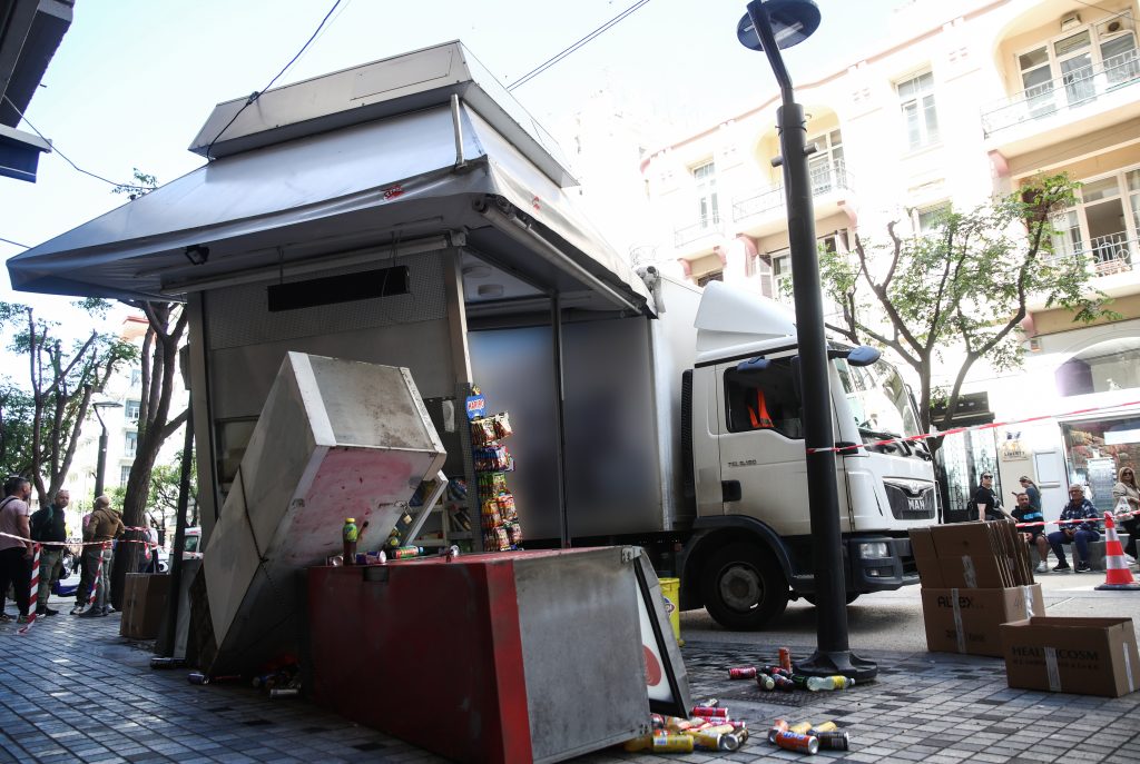 Θεσσαλονίκη: Φορτηγό προσέκρουσε σε περίπτερο στον πεζόδρομο Αγίας Σοφίας (βίντεο)