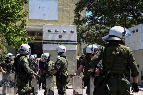 Ηλιούπολη: Εξαιρετικά κρίσιμη η κατάσταση της 17χρονης που έπεσε από ταράτσα – Μεταφέρθηκε στο ΚΑΤ