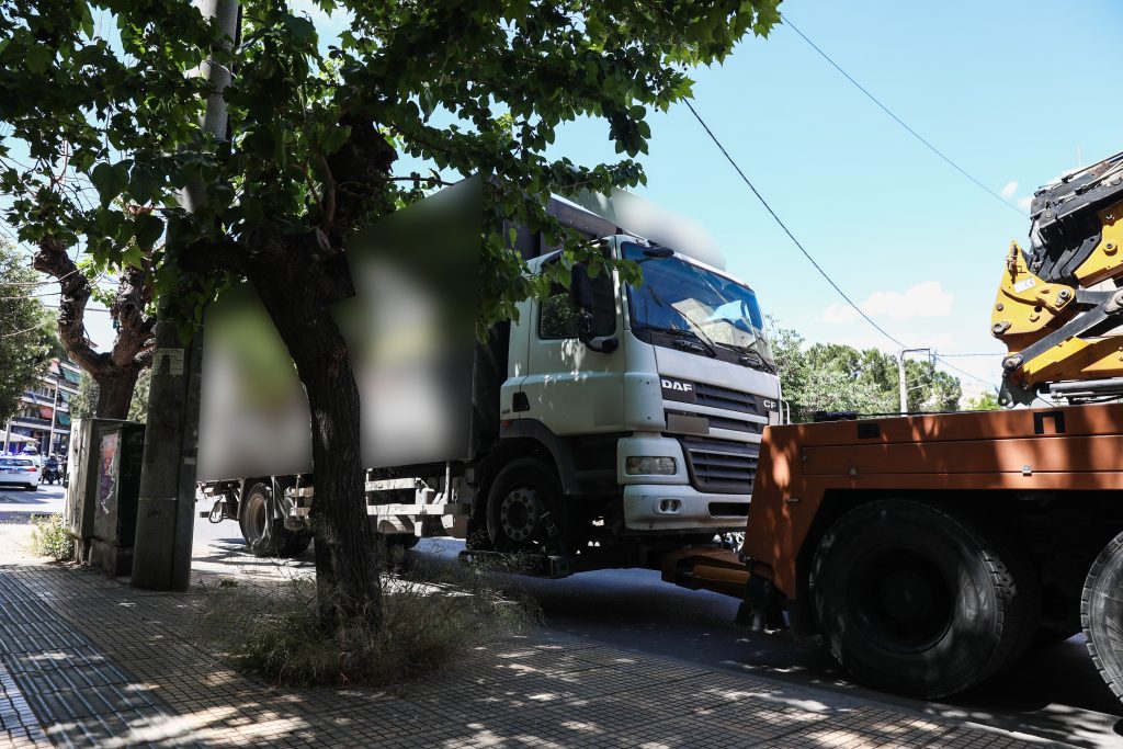 Νεκρή η 79χρονη που παρασύρθηκε από φορτηγό στα Άνω Πατήσια