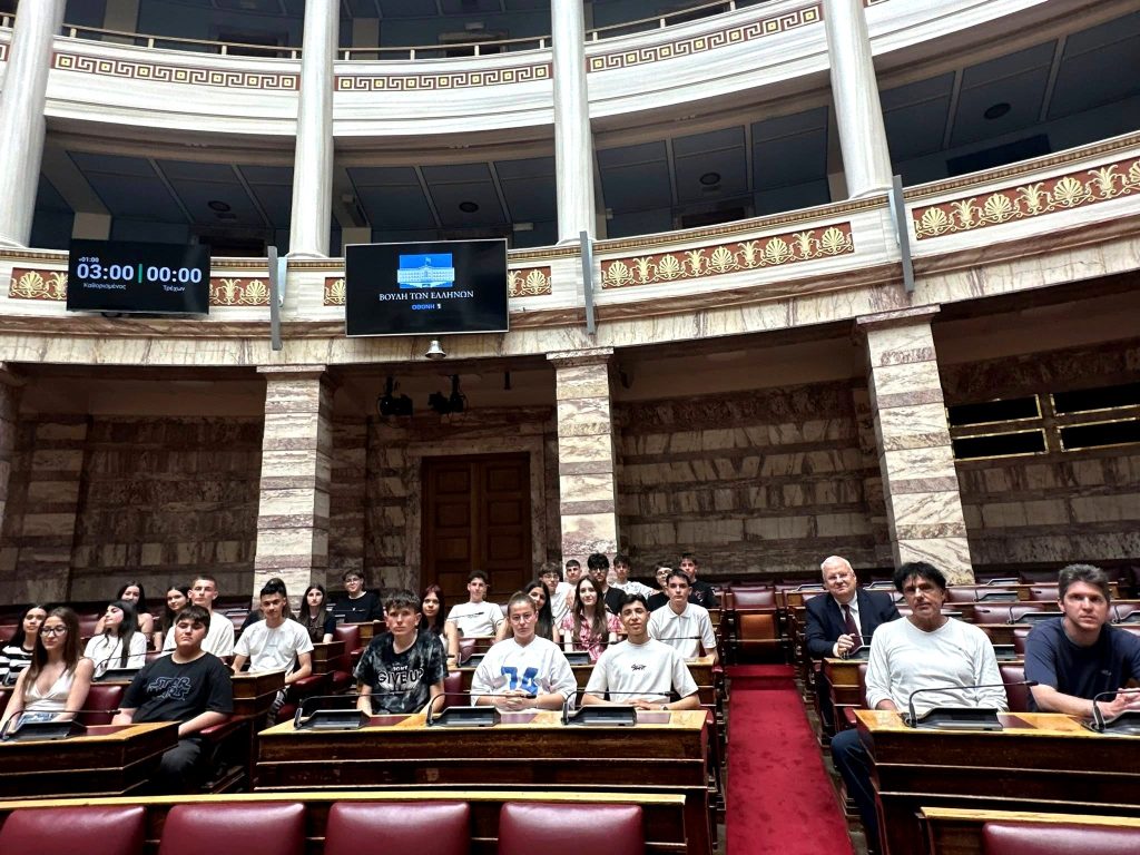Μαθητές του Διαπολιτισμικού Γυμνασίου Σαπών ξεναγήθηκαν στη Βουλή από τον Ιλχάν Αχμέτ