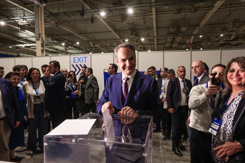 Οι σύνεδροι ψηφίζουν για τη νέα πολιτική επιτροπή της Νέας Δημοκρατίας – Τέλη Μαΐου η εκλογή νέου γραμματέα