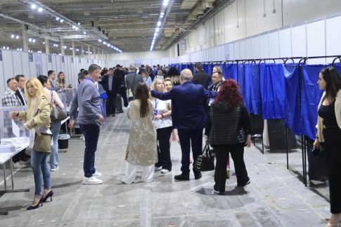 Eurovision 2026: Αποθεώθηκε από το κοινό στο Stadthalle και τους Eurofans ο Akylas