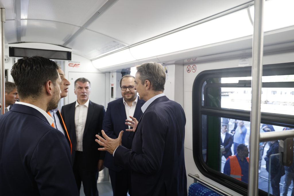 Μητσοτάκης: Νέα λεωφορεία, νέοι συρμοί και συλλογικές συμβάσεις στις συγκοινωνίες