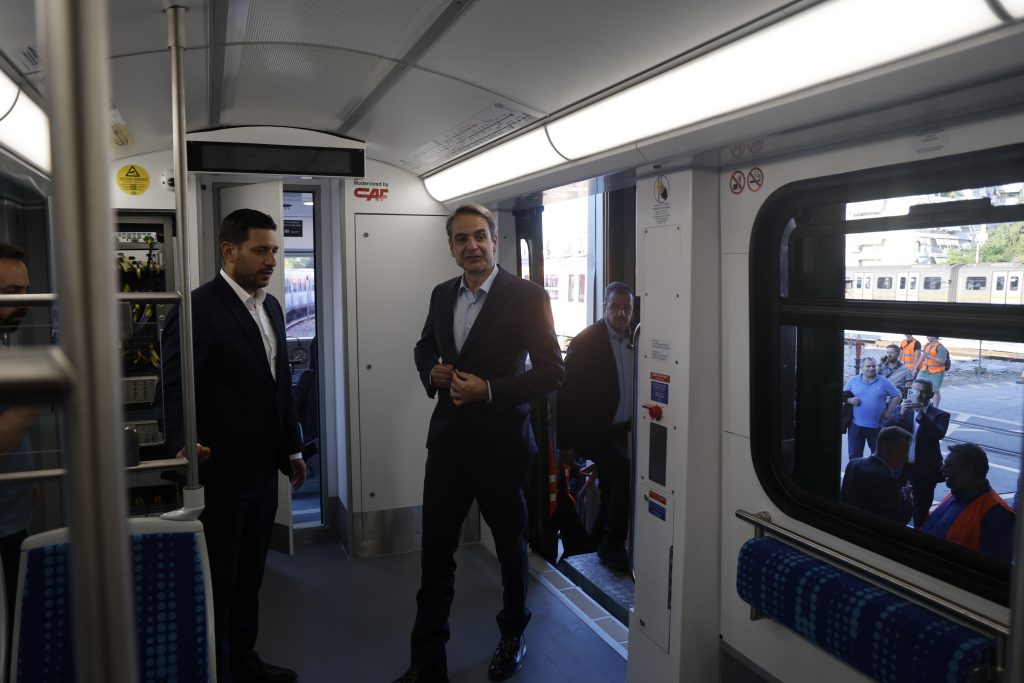 Μητσοτάκης: Νέα λεωφορεία, νέοι συρμοί και συλλογικές συμβάσεις στις συγκοινωνίες