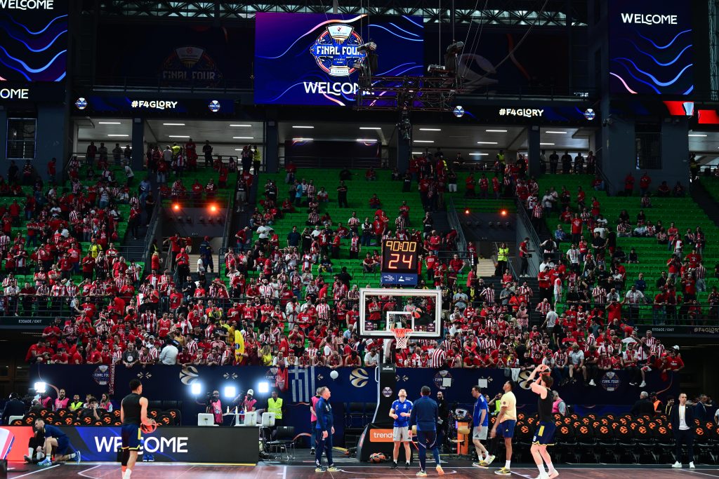 Final Four: Πανηγυρική ατμόσφαιρα στο ΟΑΚΑ λίγη ώρα πριν το πρώτο τζάμπολ