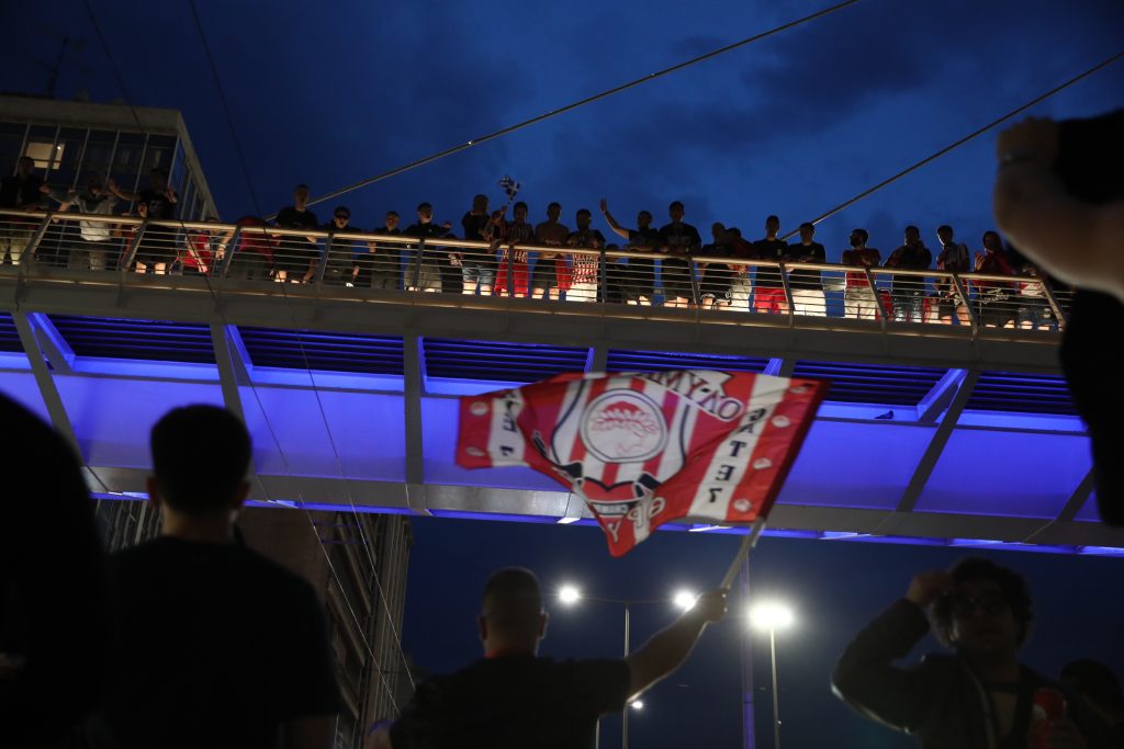 Ξέφρενοι πανηγυρισμοί για την πρόκριση του Ολυμπιακού