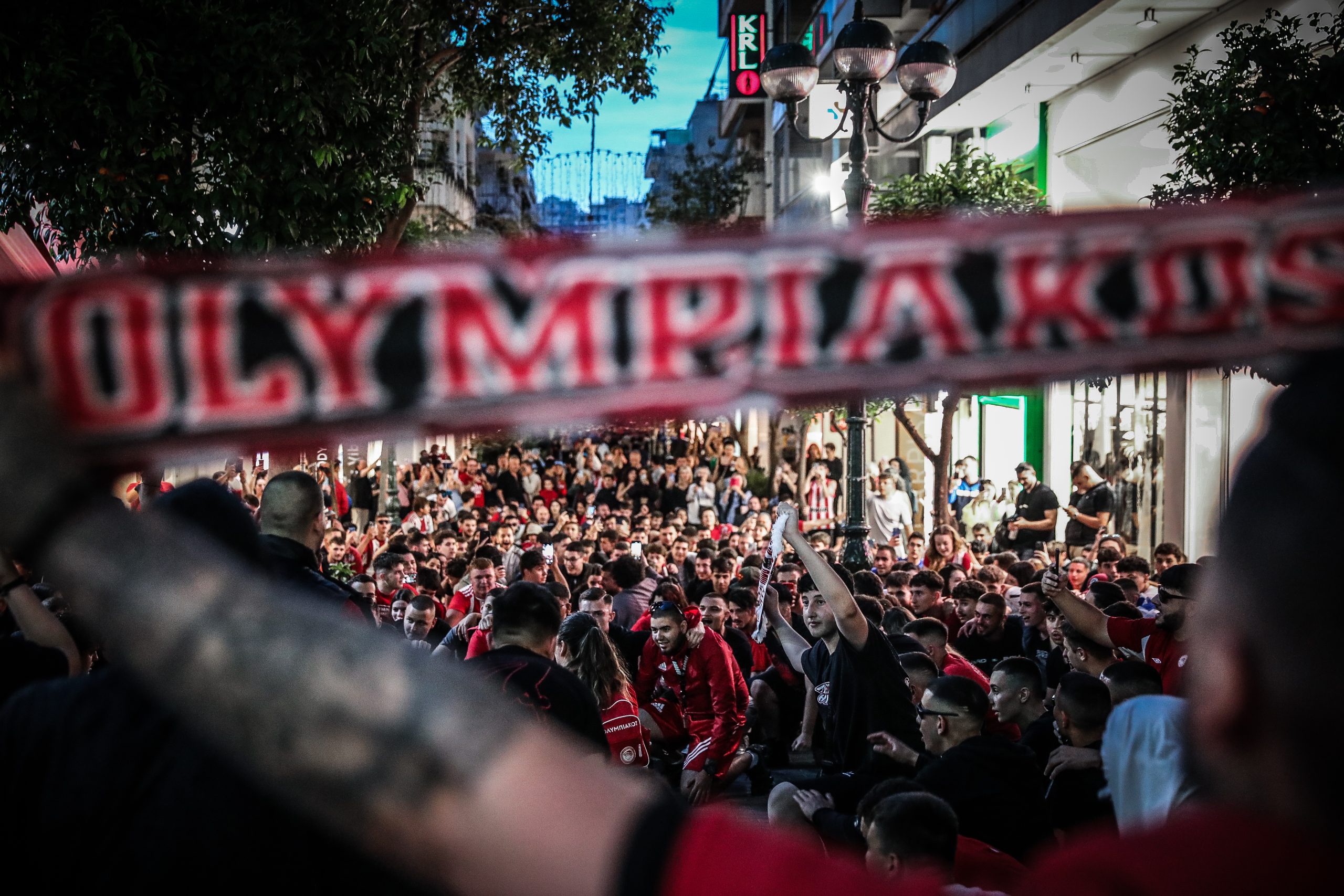 Ξέφρενοι πανηγυρισμοί για την πρόκριση του Ολυμπιακού