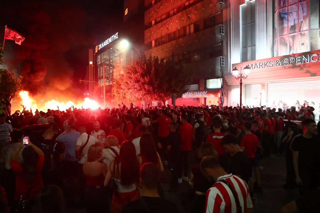 Βασιλιάς της Ευρώπης για 4η φορά ο Ολυμπιακός: Πανηγυρισμοί σε όλη την Ελλάδα, «κάηκε» ο Πειραιάς κατά την άφιξη των πρωταθλητών