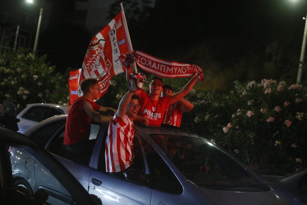 Βασιλιάς της Ευρώπης για 4η φορά ο Ολυμπιακός: Πανηγυρισμοί σε όλη την Ελλάδα, «κάηκε» ο Πειραιάς κατά την άφιξη των πρωταθλητών
