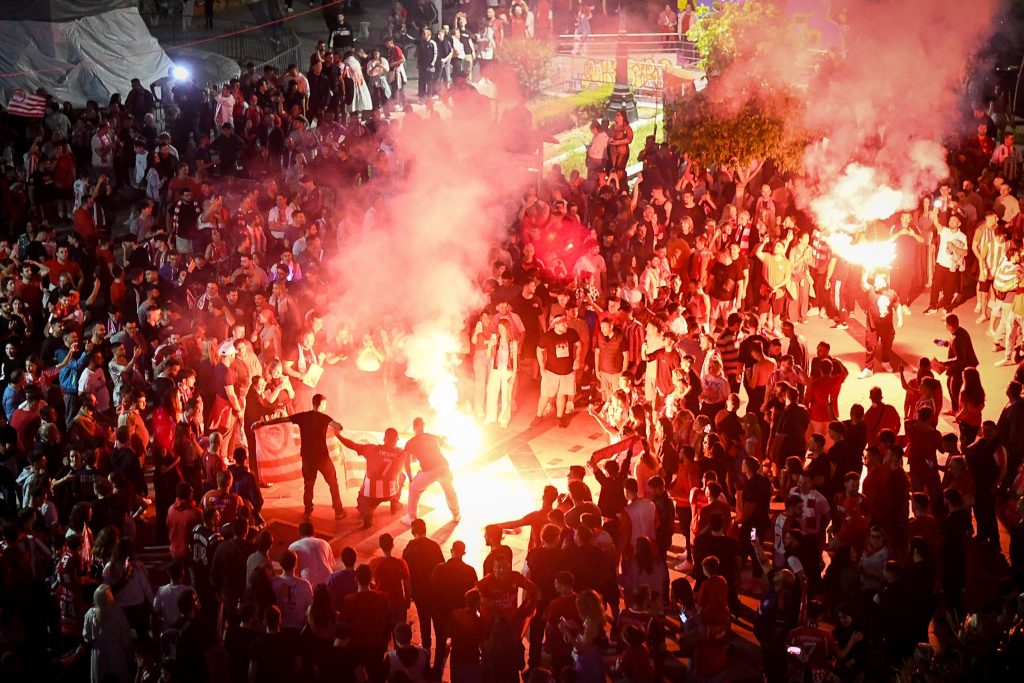 Βασιλιάς της Ευρώπης για 4η φορά ο Ολυμπιακός: Πανηγυρισμοί σε όλη την Ελλάδα, «κάηκε» ο Πειραιάς κατά την άφιξη των πρωταθλητών