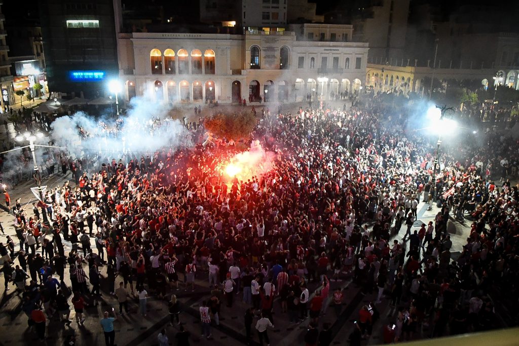 Βασιλιάς της Ευρώπης για 4η φορά ο Ολυμπιακός: Πανηγυρισμοί σε όλη την Ελλάδα, «κάηκε» ο Πειραιάς κατά την άφιξη των πρωταθλητών