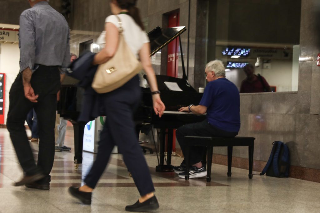Όταν το Μετρό της Αθήνας γίνεται σκηνή: Πιάνο διαθέσιμο για τους επιβάτες στο Σύνταγμα