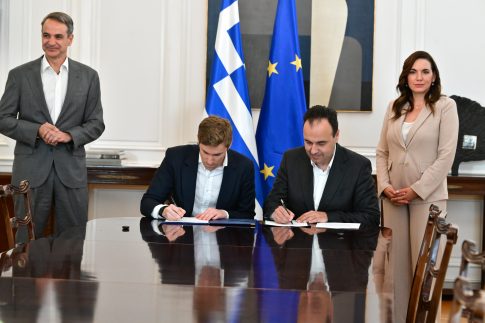 Παπαδομαρκάκης στο ΕΡΤnews Radio 105,8 για αυλαία Πανελληνίων Εξετάσεων αύριο: Τα κινητά στο σπίτι γιατί θεωρείται δολίευση να τα έχουν μαζί τους οι μαθητές