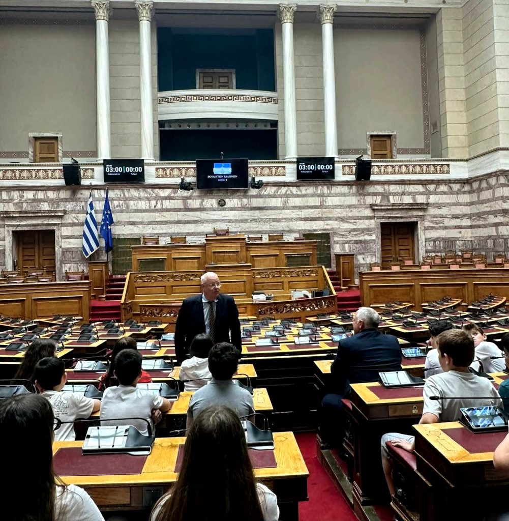 Μαθητές και εκπαιδευτικούς μειονοτικών σχολείων ξενάγησε στη Βουλή ο Ιλχάν Αχμέτ