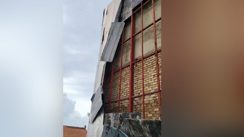 Σοβαρές ζημιές στο Δημοτικό Θέατρο της Κέρκυρας – Αποκολλήθηκαν πάνελ από τους ισχυρούς ανέμους