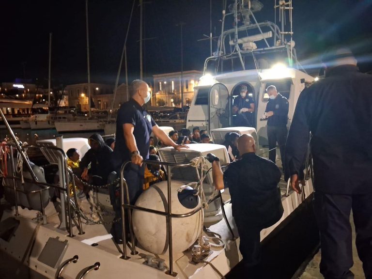 Στην Καλαμάτα έφτασαν οι 23 μετανάστες που διασώθηκαν 70ν.μ. νοτιοδυτικά του Ταινάρου σε διεθνή ύδατα