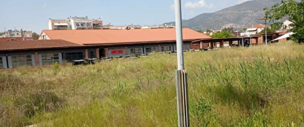 Χωρίς σήμανση και μέσα στα σκουπίδια η διαδρομή των τουριστών προς την ιστορική καρδιά του Βόλου