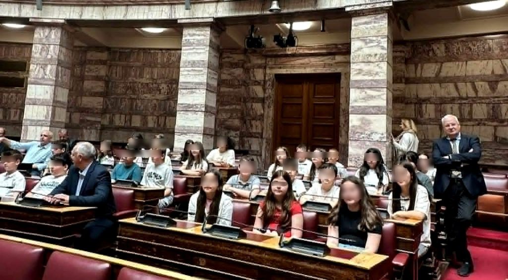Μαθητές και εκπαιδευτικούς μειονοτικών σχολείων ξενάγησε στη Βουλή ο Ιλχάν Αχμέτ