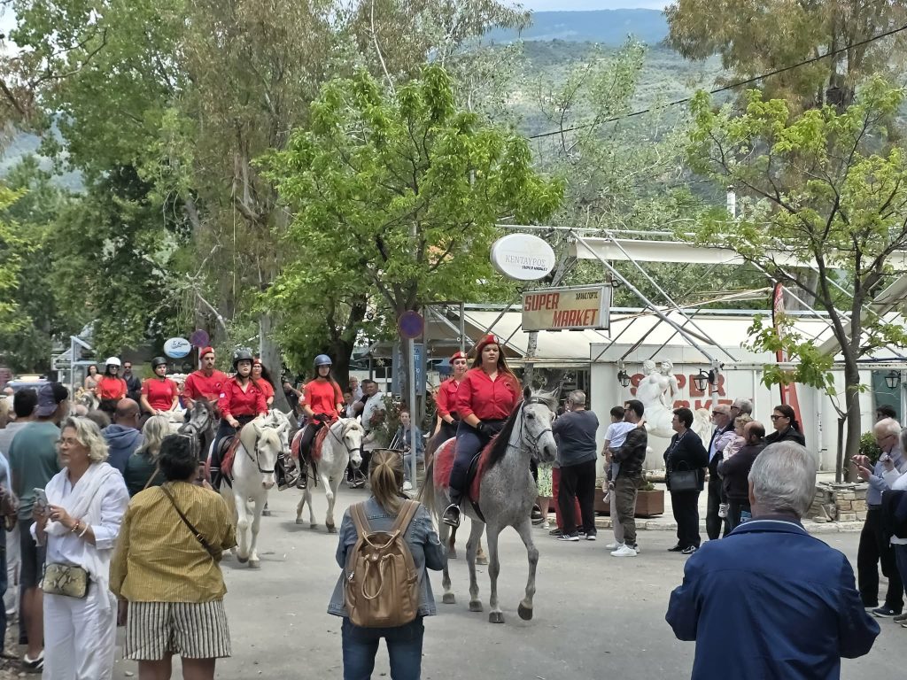 Βόλος: Ο καθαγιασμός των αλόγων στα νερά του Νότιου Πηλίου- Ένα έθιμο που αναβιώνει κάθε χρόνο