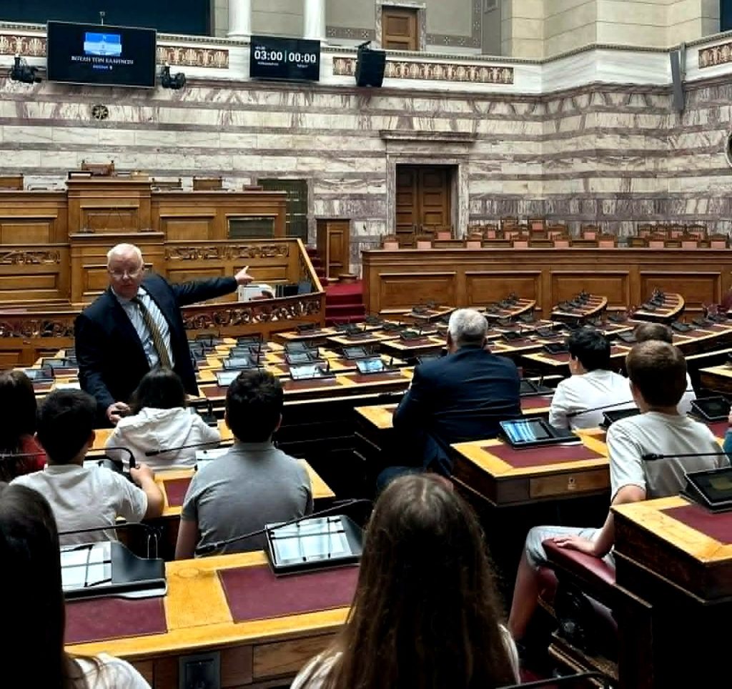 Μαθητές και εκπαιδευτικούς μειονοτικών σχολείων ξενάγησε στη Βουλή ο Ιλχάν Αχμέτ