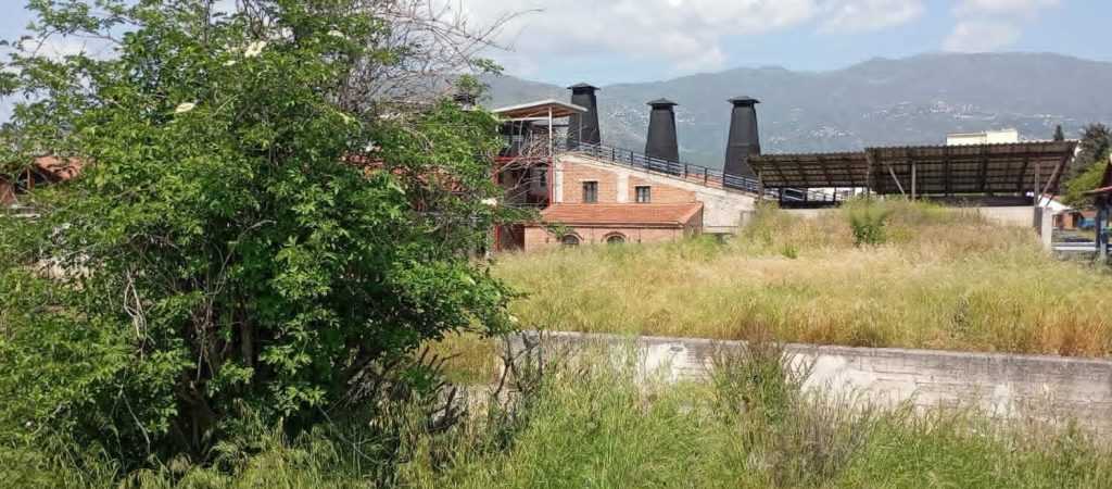 Χωρίς σήμανση και μέσα στα σκουπίδια η διαδρομή των τουριστών προς την ιστορική καρδιά του Βόλου