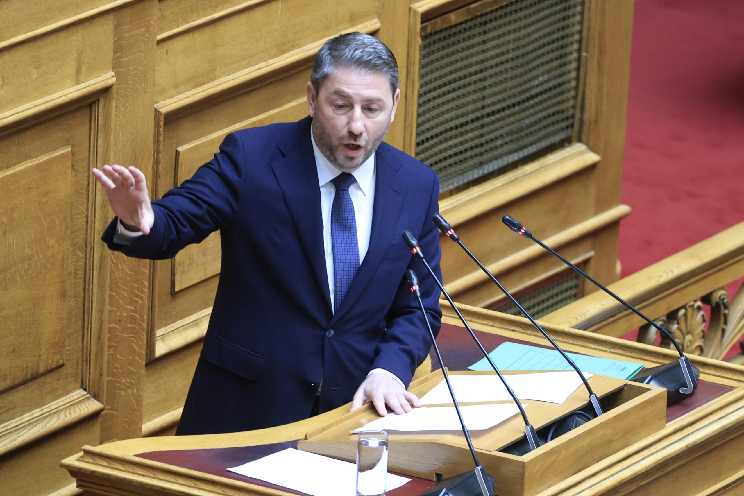 Βουλή: Αποχώρησε το ΠΑΣΟΚ από τη συνεδρίαση για τις τηλεφωνικές παρακολουθήσεις – Ανδρουλάκης: «Νίξον της Ελλάδας, ο Πρωθυπουργός»