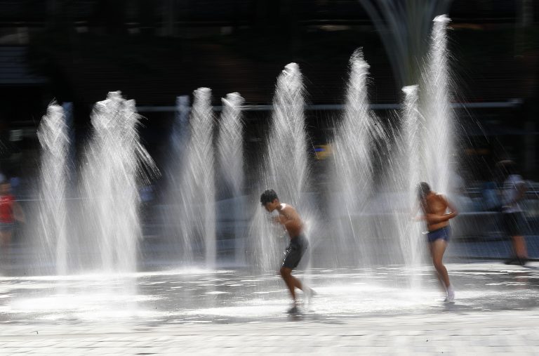 Η Ευρώπη «βράζει» αλλά τα κολυμβητήρια δεν επαρκούν