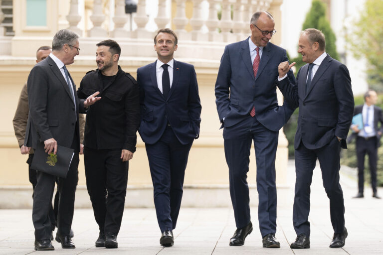 Στάρμερ, Μακρόν και Μερτς υπόσχονται ενίσχυση της στήριξης προς την Ουκρανία