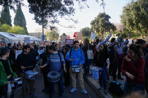 Ζάκυνθος – Κεφαλονιά: Απεργιακές συγκεντρώσεις για την εργατική Πρωτομαγιά με αντιπολεμικά μηνύματα