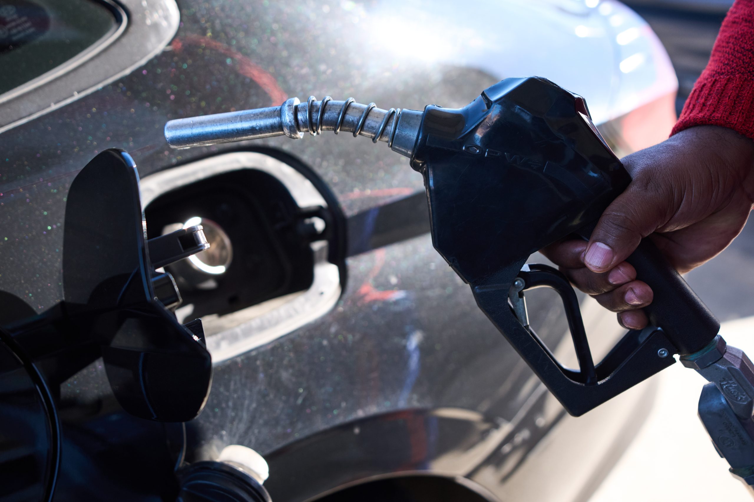 Καύσιμα: Πάνω από τα 100 δολάρια το Brent –  Η τιμή στην αντλία έπεσε για το πετρέλαιο αλλά δεν ακολουθεί η αμόλυβδη