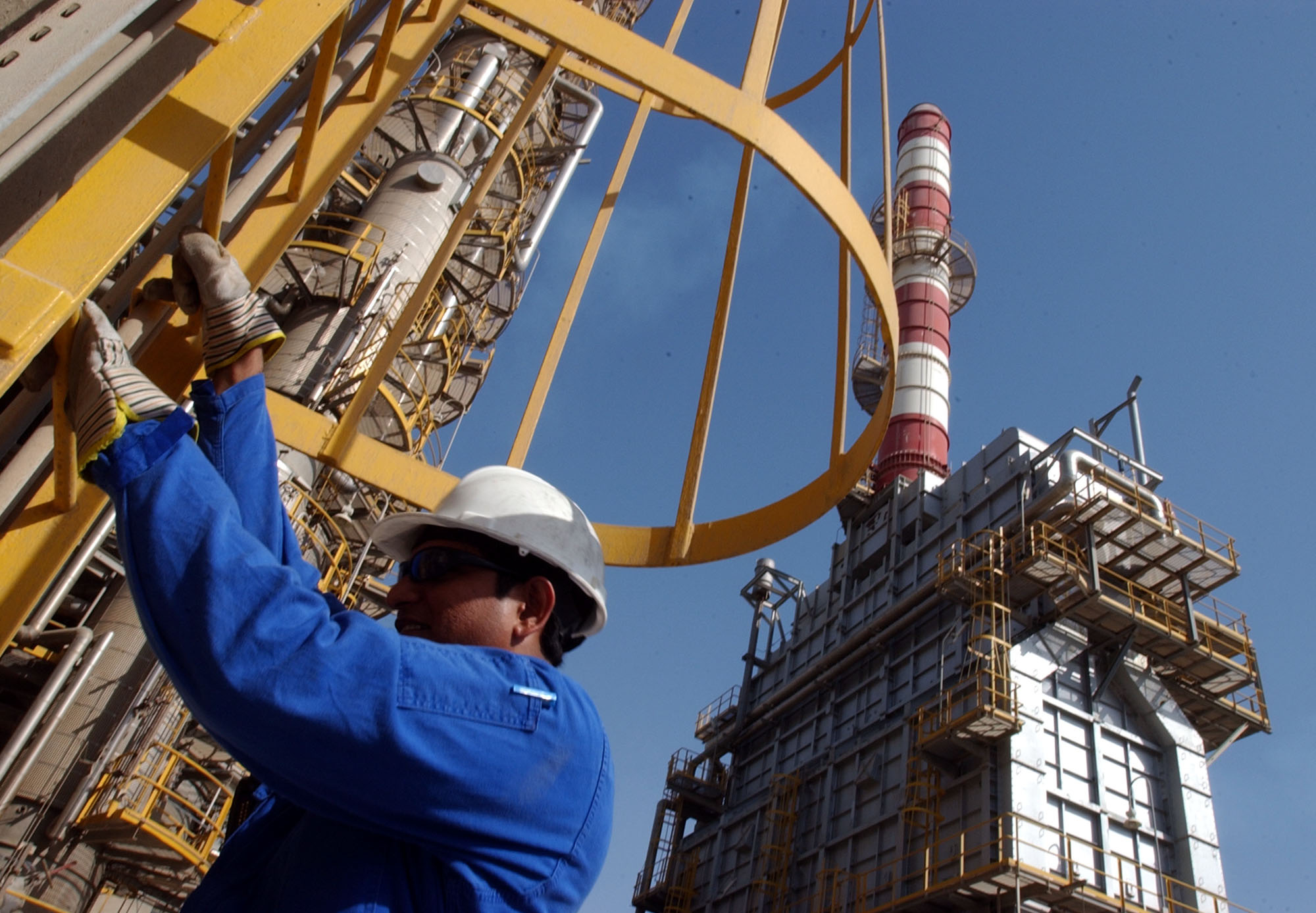 Brent: Μικρή πτώση μετά το ράλι, αλλά οι τιμές μένουν σε υψηλά επίπεδα
