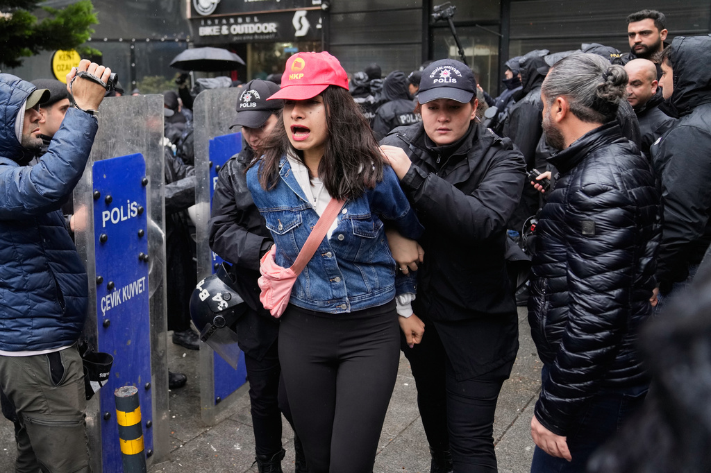 Άγρια καταστολή στις συγκεντρώσεις για την Πρωτομαγιά στην Κωνσταντινούπολη – Περίπου 400 συλλήψεις