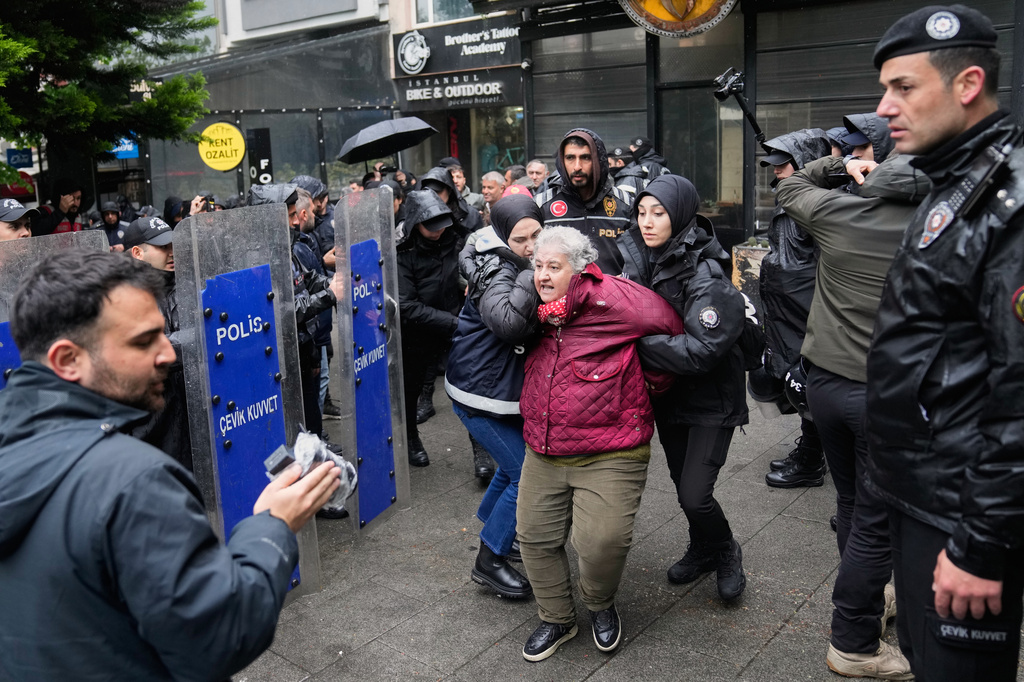 Άγρια καταστολή στις συγκεντρώσεις για την Πρωτομαγιά στην Κωνσταντινούπολη – Περίπου 400 συλλήψεις