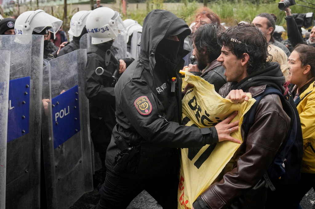 Άγρια καταστολή στις συγκεντρώσεις για την Πρωτομαγιά στην Κωνσταντινούπολη – Περίπου 400 συλλήψεις