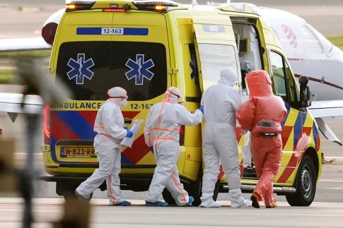 Φόβοι για βεντέτα αλλά και μηνύματα καταλλαγής και ομόνοιας στο τελευταίο «αντίο» για τον 21χρονο – Τη Δευτέρα απολογούνται ο 54χρονος και η σύζυγός του