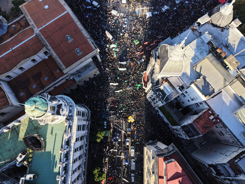 Μαζικές διαδηλώσεις στην Αργεντινή υπέρ του δημόσιου πανεπιστημίου και κατά της λιτότητας