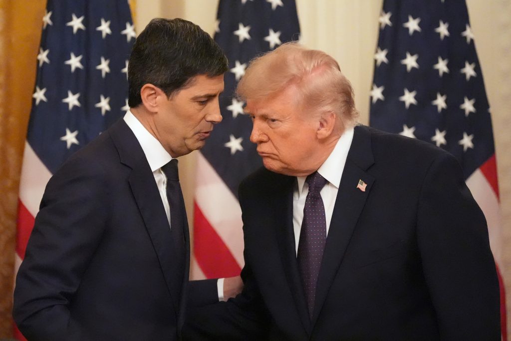 Ο Κέβιν Γουόρς ορκίστηκε νέος πρόεδρος της Fed – «Θέλω να είναι πλήρως ανεξάρτητος» λέει ο Τραμπ