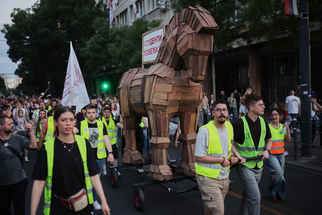 Βελιγράδι: Επεισόδια μετά τη μαζική αντικυβερνητική διαδήλωση – 23 προσαγωγές