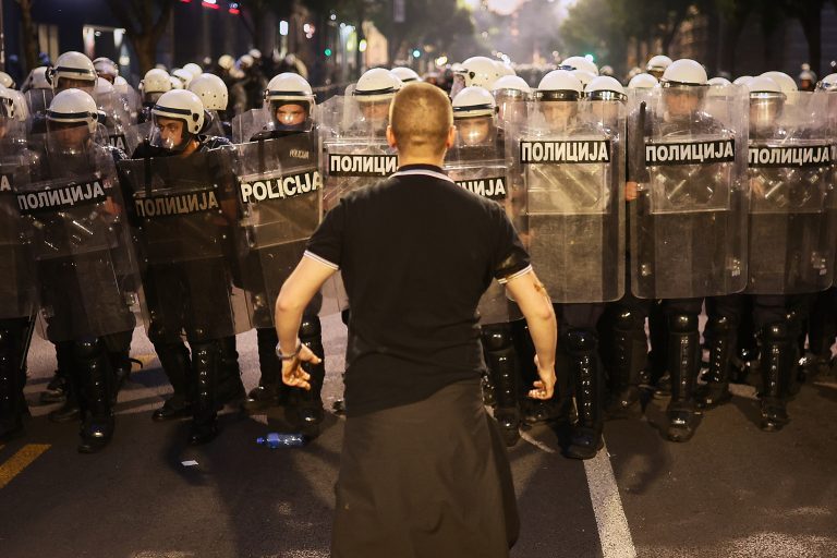 Βελιγράδι: Επεισόδια μετά τη μαζική αντικυβερνητική διαδήλωση – 23 προσαγωγές