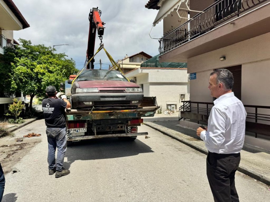 Απομακρύνονται τα εγκαταλελειμμένα οχήματα από τον Δήμο Λαρισαίων