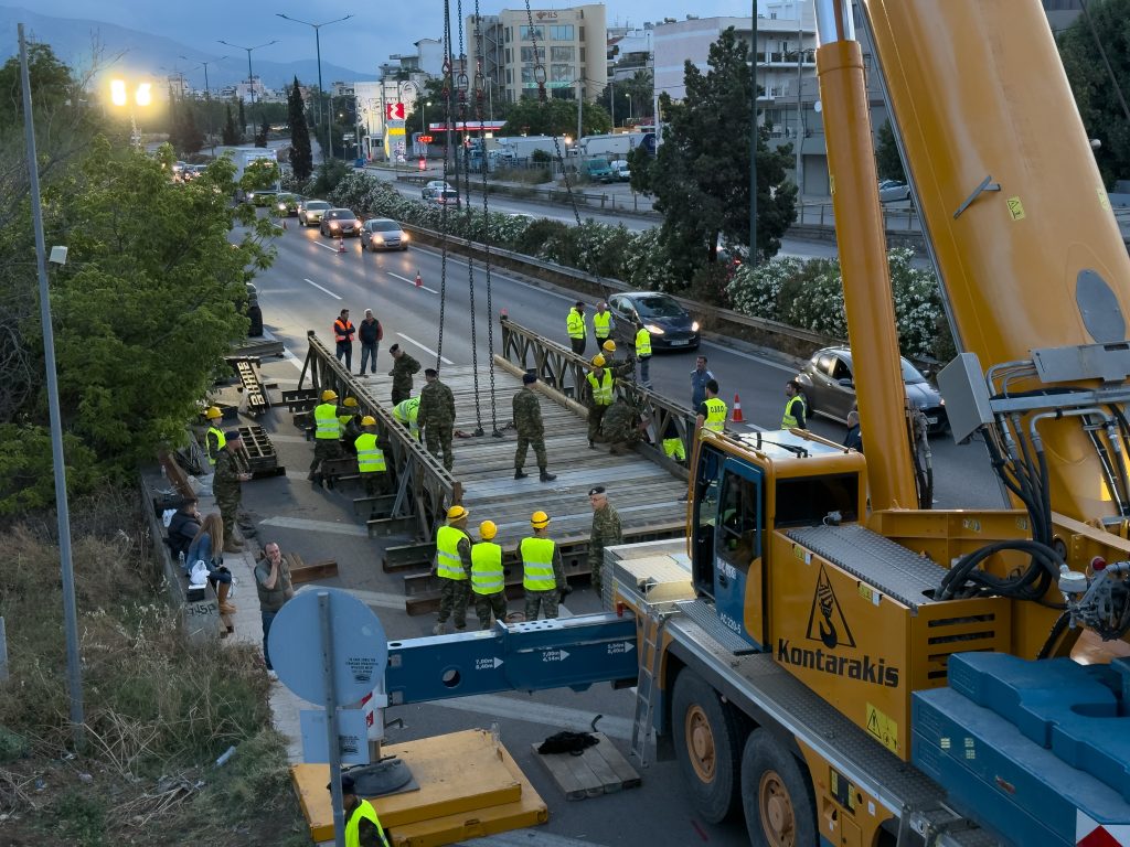 Πώς ο στρατός μέσα σε μία νύχτα έστησε πεζογέφυρα 15 μέτρων στον Κηφισό – Δείτε βίντεο, φωτογραφίες