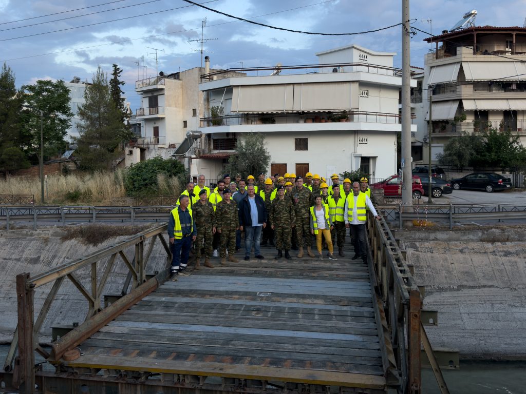 Πώς ο στρατός μέσα σε μία νύχτα έστησε πεζογέφυρα 15 μέτρων στον Κηφισό – Δείτε βίντεο, φωτογραφίες