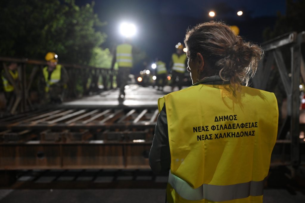 Πώς ο στρατός μέσα σε μία νύχτα έστησε πεζογέφυρα 15 μέτρων στον Κηφισό – Δείτε βίντεο, φωτογραφίες