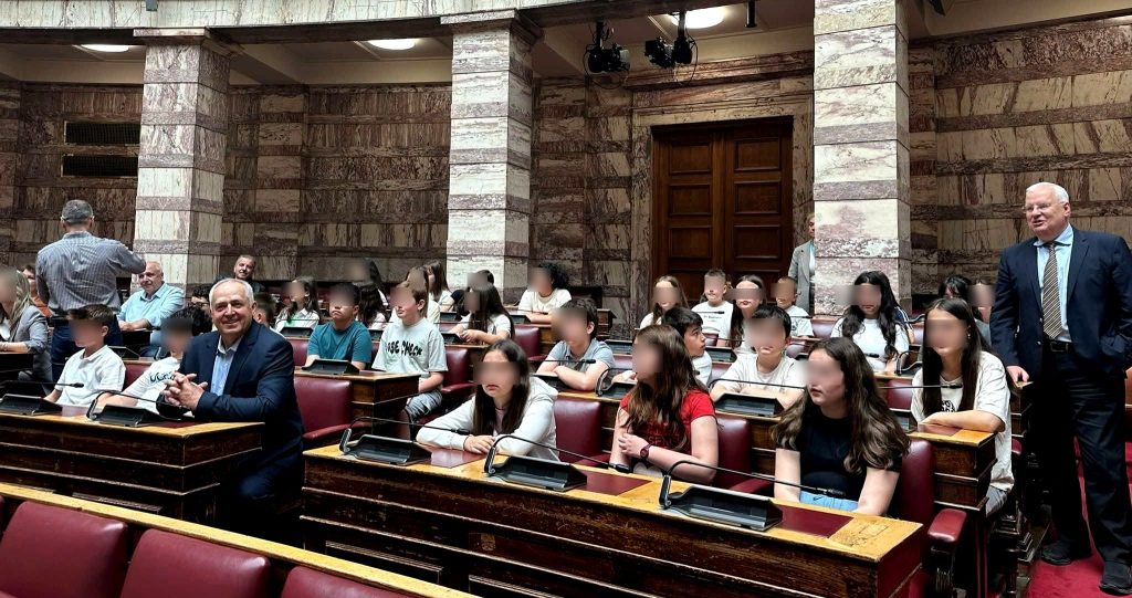 Μαθητές και εκπαιδευτικούς μειονοτικών σχολείων ξενάγησε στη Βουλή ο Ιλχάν Αχμέτ